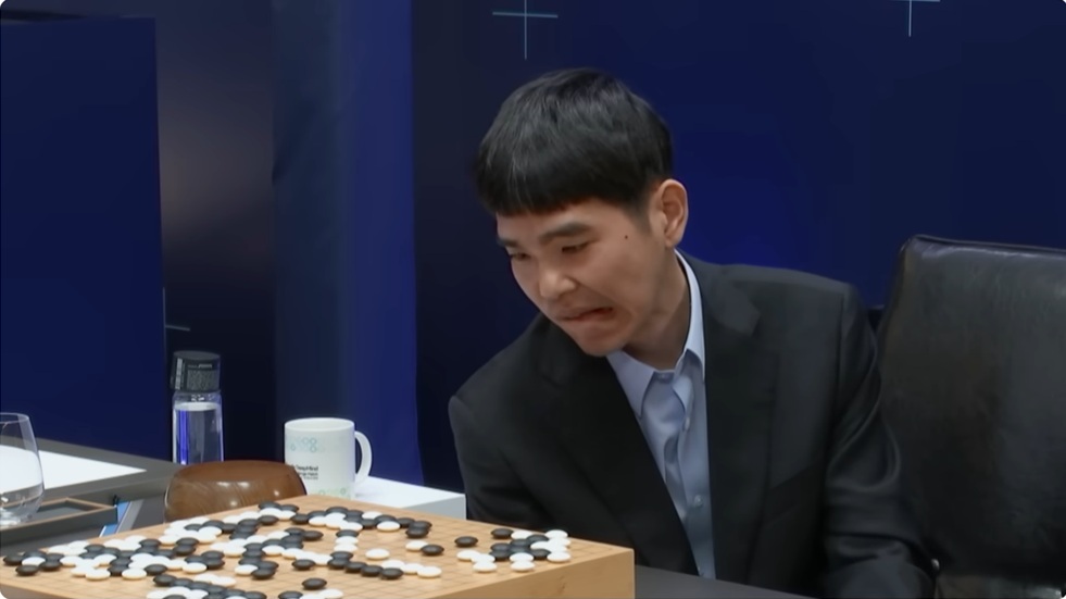 Скриншот из документального фильма "AlphaGo - The Movie". Очевидно, Ли Седолю не очень нравится, как складывается очередная партия.